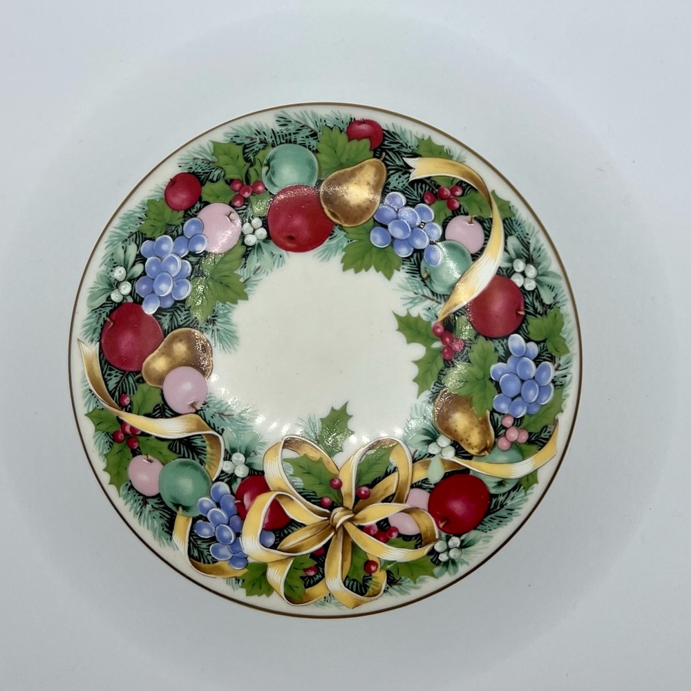 Beautiful Mikasa Vintage 1980’s Porcelain Christmas Bouquet Trinket Box - Picture 2 of 7